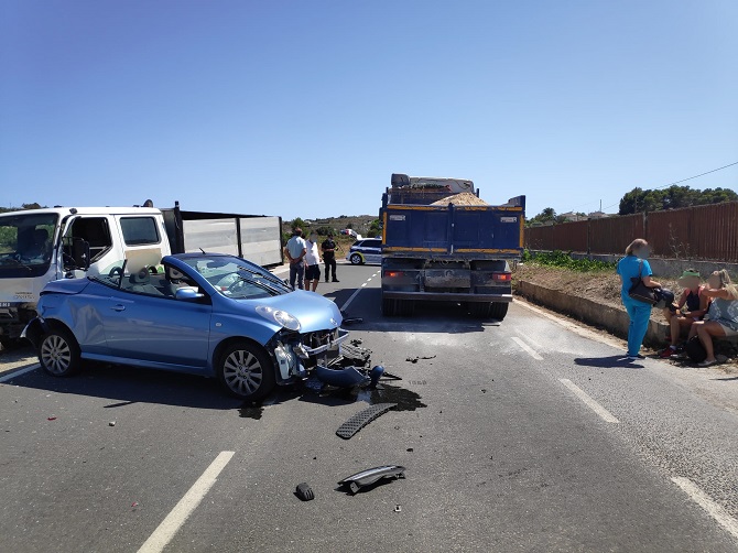 La carretera que une Teulada con Benimarco tuvo que ser cortada durante varios minutos.