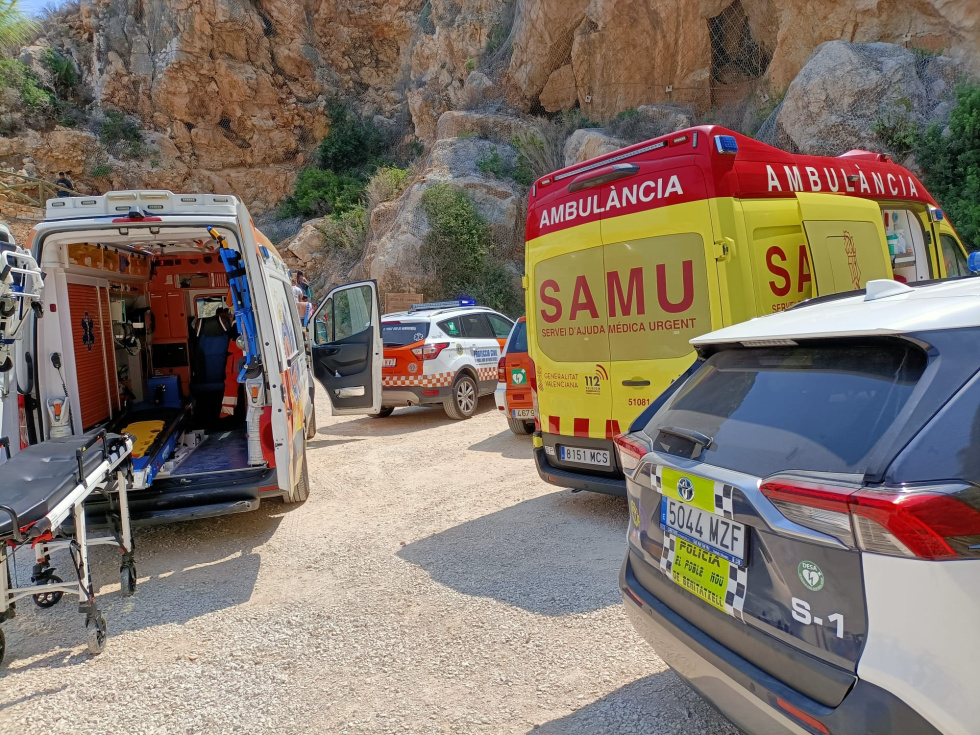 Amplio despliegue de medios sanitarios y de emergencias en la cala del Moraig para atender al bañista afectado.