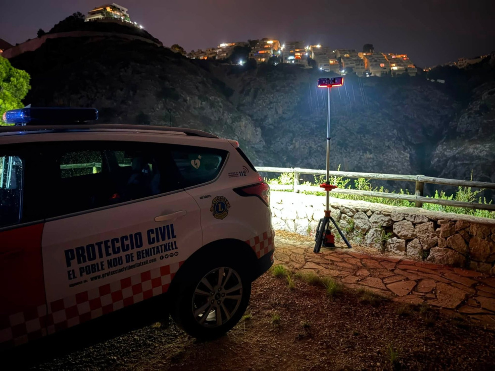 Protección Civil y Policía Local de Benitatxell coordinan la evacuación nocturna de ocho personas aisladas en Cala Testos