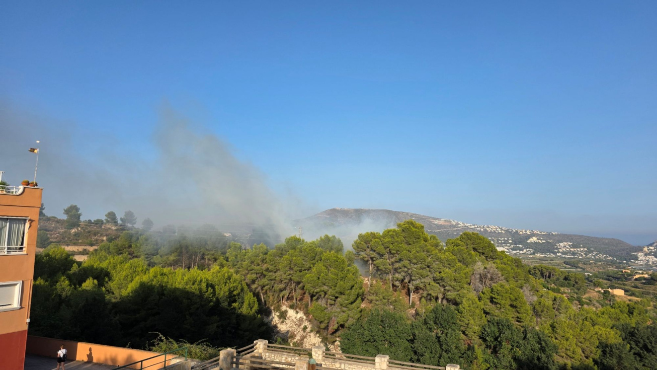 Un incendio junto a una vivienda moviliza medios aéreos en Teulada y un camión de bomberos sufre un percance con una moto durante la intervención