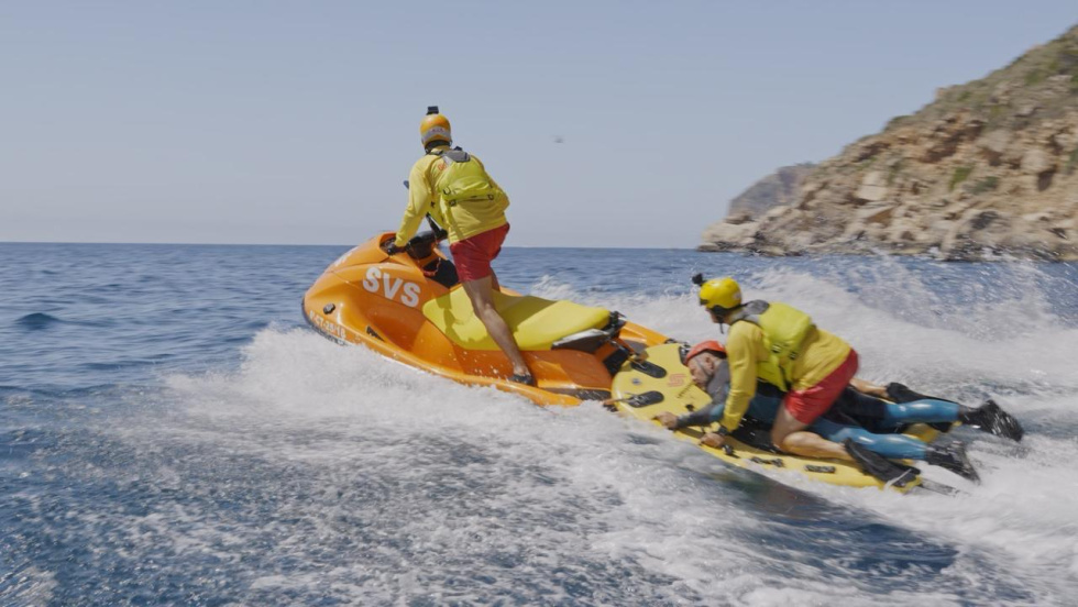 Rescatan a tres personas y auxilian a otras tres tras verse afectadas por las corrientes en la cala del Moraig
