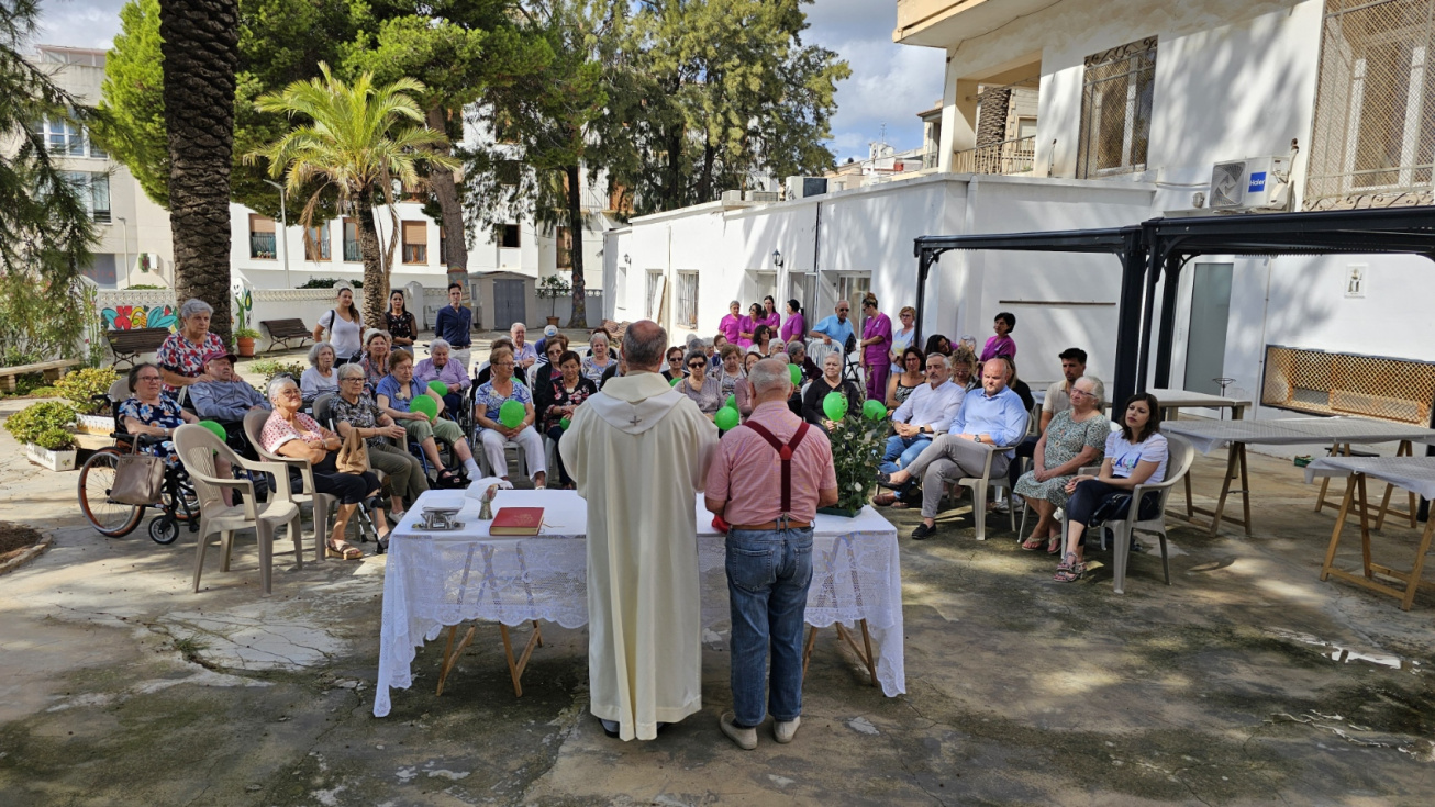 Misa celebrada en el Centro de Día para rendir homenaje a los afectados por el Alzheimer
