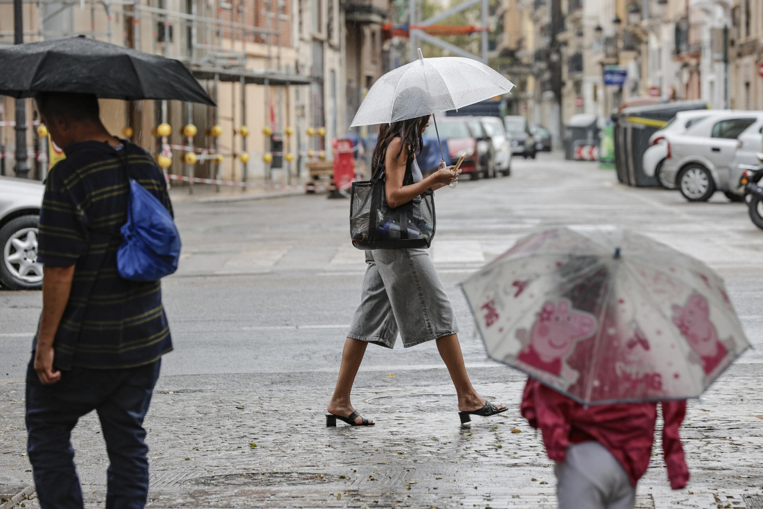 Imagen de archivo de varias personas caminando bajo la lluvia. EFE/Manuel Bruque