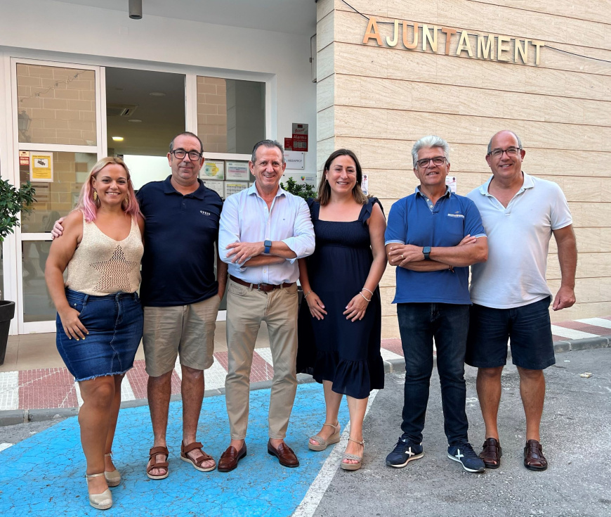 Representantes del Ayuntamiento de Senija y de la Asociaci&oacute;n Tur&iacute;stico Empresarial Tot Vall de Pop (ATEVAP) tras el acuerdo para celebrar la d&eacute;cimo-segunda edici&oacute;n de la Feria del Embutido y el Producto Tradicional en el munici