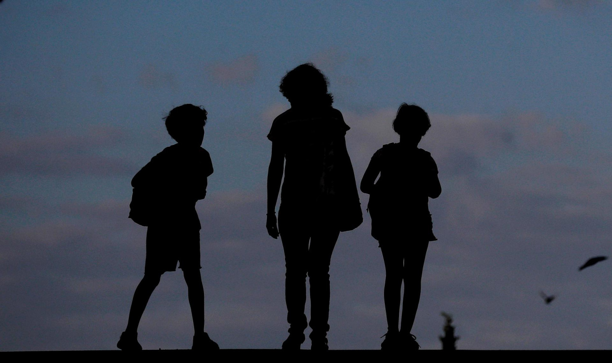 Imagen de archivo de una madre y sus hijos que se dirigen al colegio durante la mañana del inicio de un curso escolar en la Comunitat Valenciana. EFE/ Kai Försterling