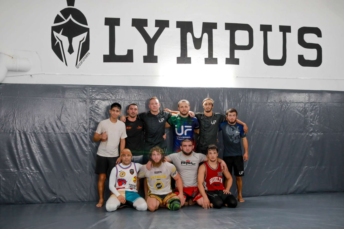 El equipo de Universal Fighters Spain junto a Jesús Fernández Juliá y José Ferrer en el gimnasio Olympus de Teulada.