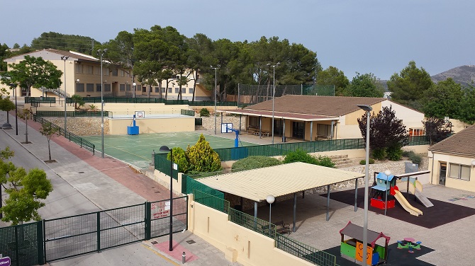 Compromís denuncia que el CEIP Sant Vicent Ferrer de Teulada lleva tres décadas con barracones