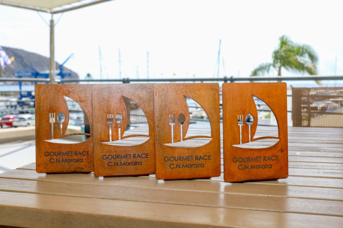Trofeos de la Gourmet Race durante la presentación en Moraira