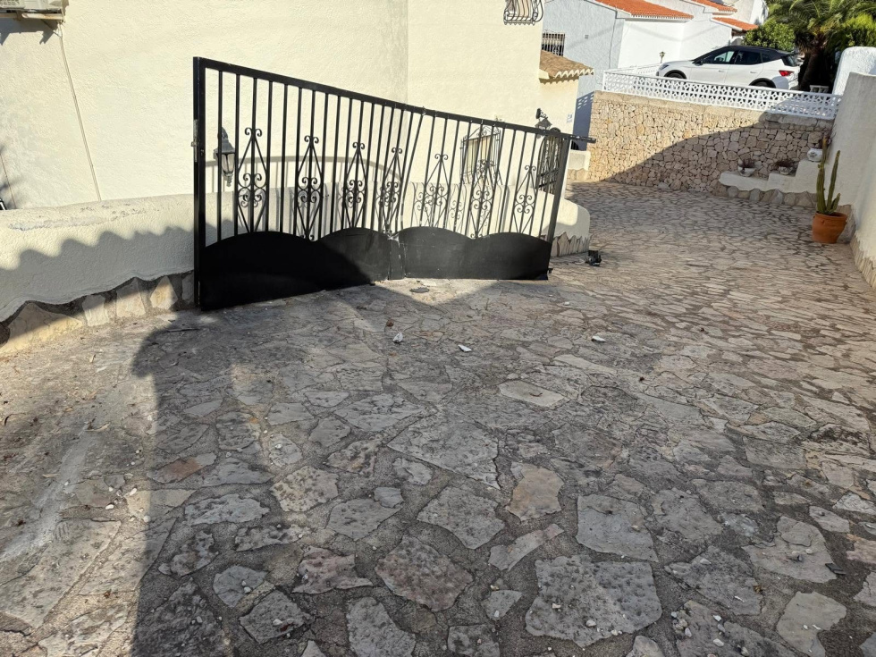 Buscan testigos tras un aparatoso choque con fuga en una vivienda de Teulada Moraira