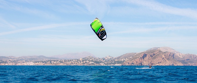 El Kite Surf una modalidad deportiva muy extendida en el litoral que baña la Marina Alta.