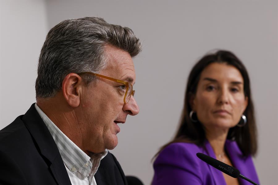 El conseller de Medio Ambiente, Infraestructuras y Territorio, Vicente Martínez, y Ruth Merino,  consellera de Hacienda, Economía y Administración Pública. EFE/Biel Aliño