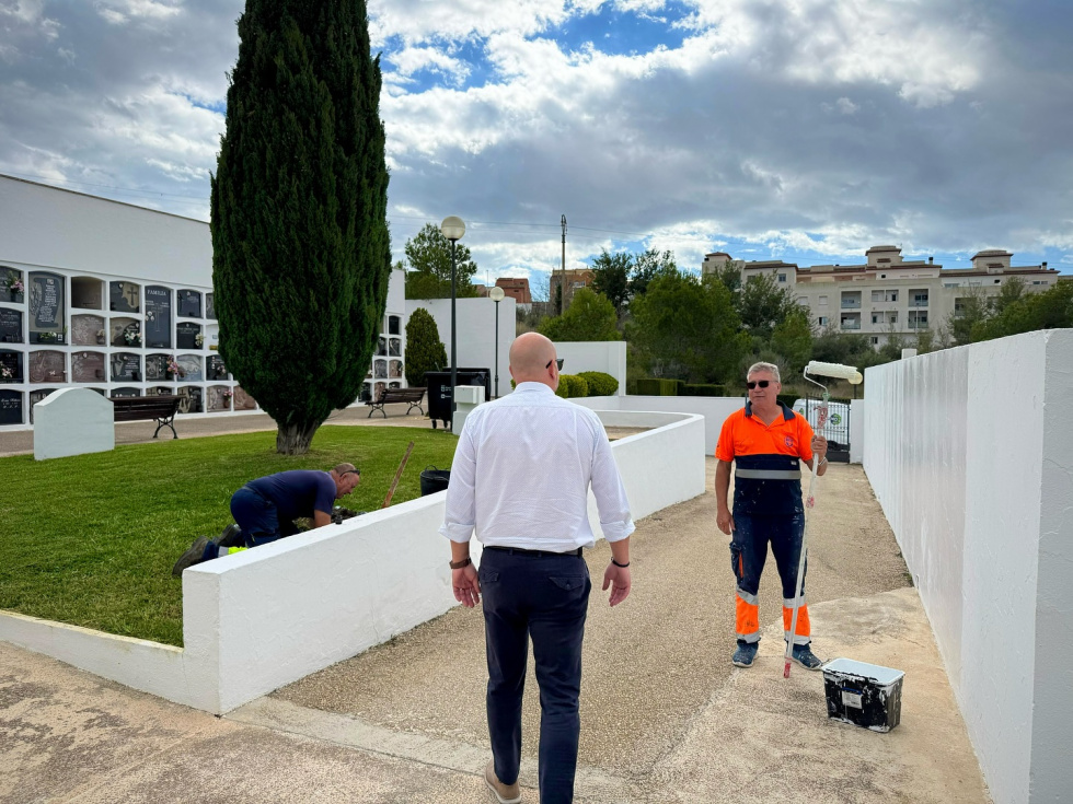 El alcalde supervisa las tareas de pintura y jardinería