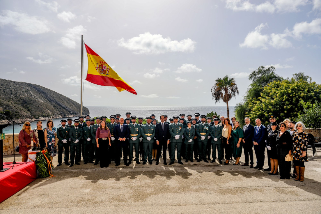 Foto de familia de los agentes del Puesto Principal de Moraira junto a las autoridades locales tras el acto conmemorativo.