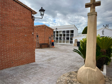 Un operario de Servicios Generales realiza labores de mantenimiento en el interior del recinto