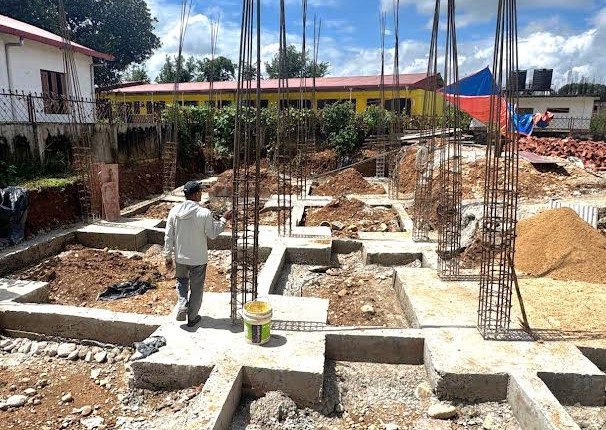 Trabajos de construcci&oacute;n del proyecto educativo en la di&oacute;cesis de Tete, en Mozambique.