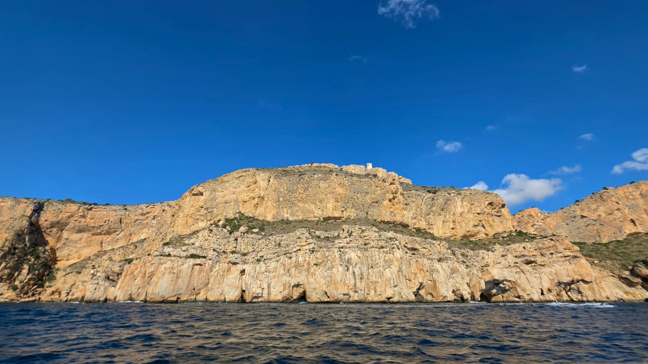 Zona de acantilados del Morro de Moraira, en el entorno de Cala el Pessebret, donde Cristina Gallardo perdi&oacute; la vida en acto de servicio en noviembre de 2025.