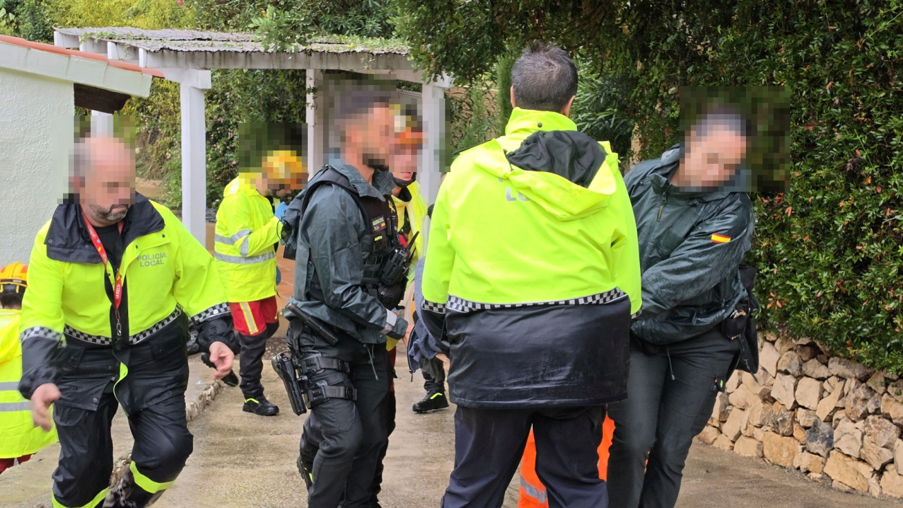 Servicios de emergencia durante el rescate en la calle Albacete.