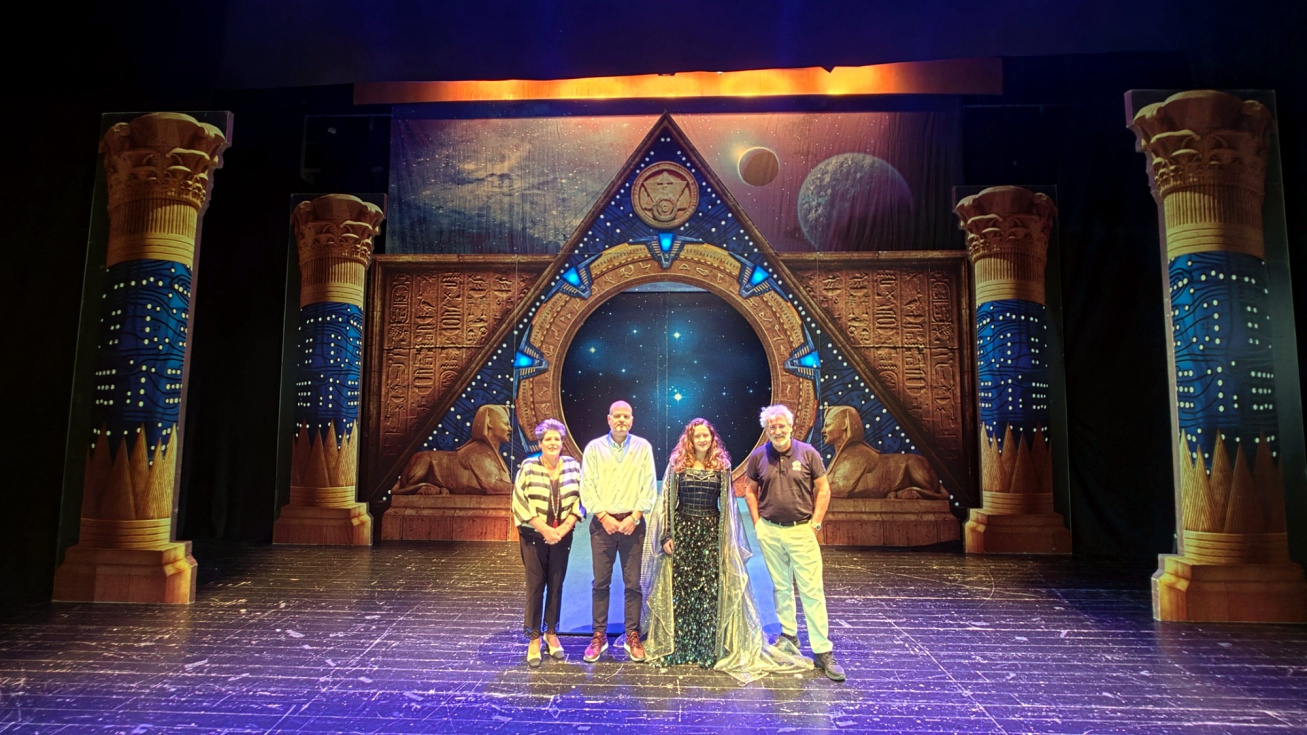Ra&uacute;l Llobell, Maite Serrat, Luis Miguel Lainz y Albane Liger-Belair, sobre el escenario preparado para el estreno de &lsquo;La flauta m&aacute;gica&rsquo; en el Auditori Teulada Moraira.
