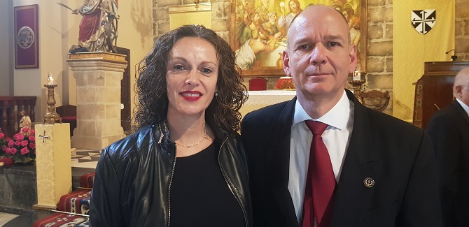 La presidenta de la Agrupación Musical y Cultural de Teualda, Rosa Alegre y el todavía director, Rafael Pascual Alfonso.