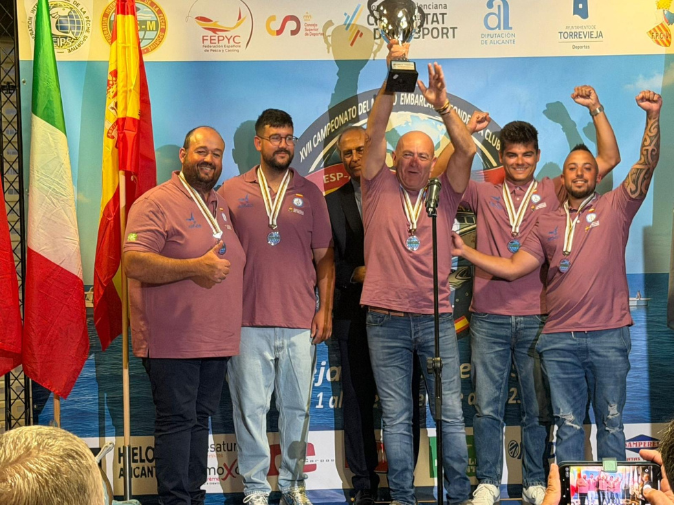El equipo del Club de Pesca Bahía de Guardamar