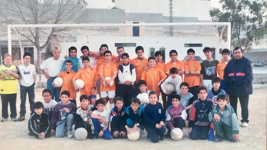 A la derecha de la imagen: Bernardo Font Vallés, en una foto de archivo, junto a jóvenes futbolistas de Teulada