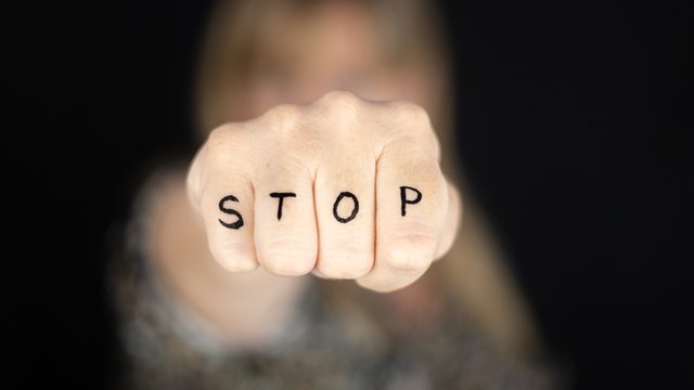 Las asociaciones feministas de La Marina denuncian el aumento de la violencia machista en ámbitos sociales