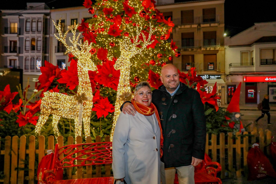 Paqui Romaguera y el alcalde de Teulada Moraira, Ra&uacute;l Llobell, posan junto a la decoraci&oacute;n navide&ntilde;a instalada en la plaza.