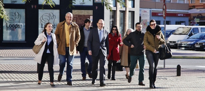 Antoni Joan Bertomeu arropado por sus concejales a su llegada a los Juzgados de Dénia donde tiene que declarar como imputado de un presunto delito de prevaricación