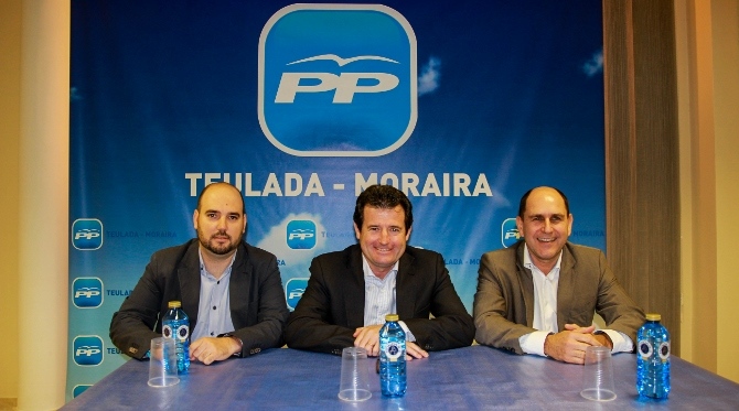 Antoni Joan Bertomeu, acompañado de Raúl Dalmau y José Ciscar Bolufer instantes antes de comunicar su decisión.