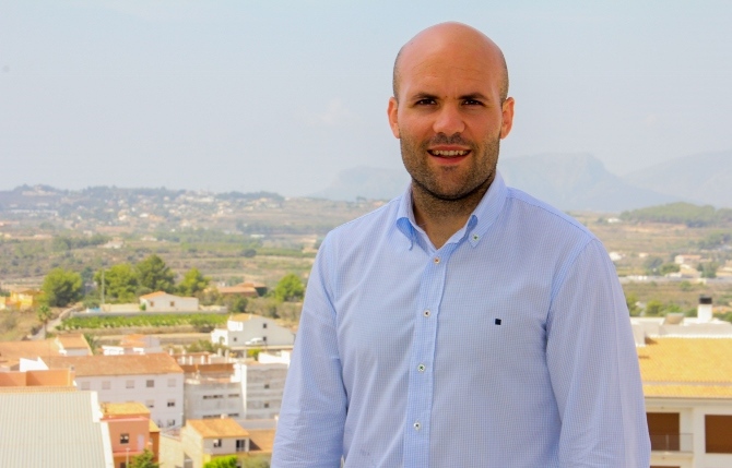 Carlos Linares, alcalde de Teulada, estudia con el colectivo agrícola soluciones ante la escasez de lluvias en el municipio.