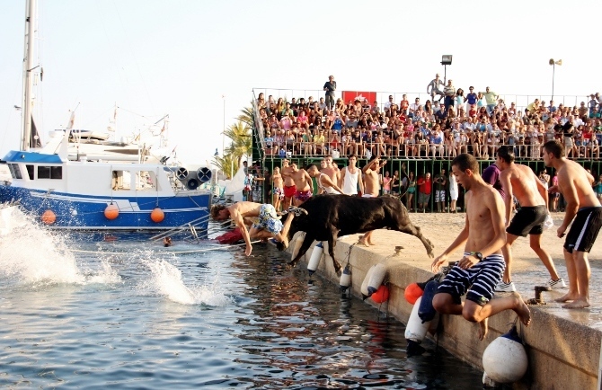 Imagen de bous a la mar en Moraira